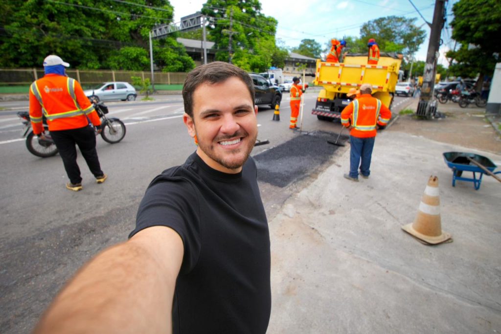 Prefeito Renato Junior acompanha operação tapa-buracos na avenida André Araújo