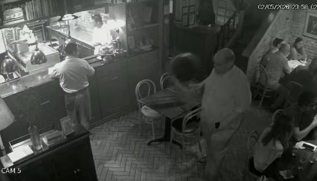 Câmeras registram Ed Motta arremessando cadeira em restaurante no Rio