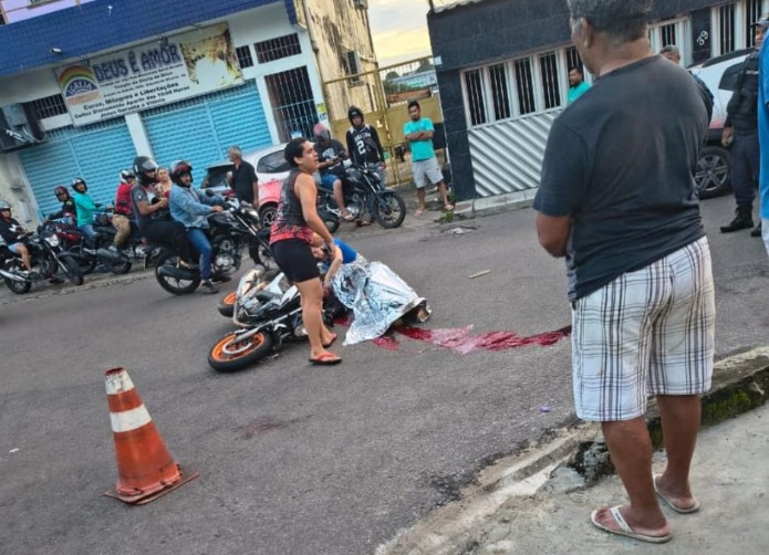 Motociclista sofre traumatismo craniano fatal em acidente com micro-ônibus em Manaus