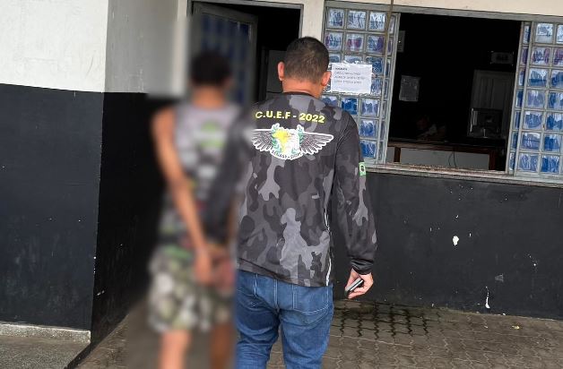 Homem é preso suspeito de matar vizinho a facadas em Tefé