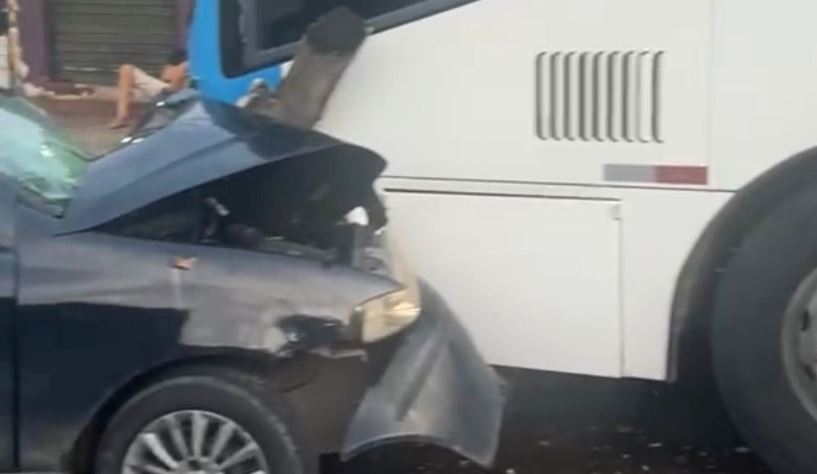 Colisão entre carro e ônibus deixa dois em estado grave no Novo Israel