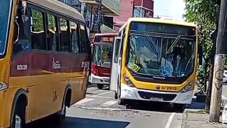 Acidente entre ônibus e 'Amarelinho' deixa feridos em Manaus