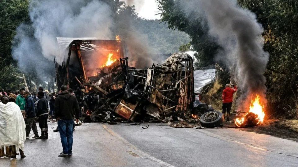 Oito pessoas morrem em colisão entre carreta e caminhão na BR-251