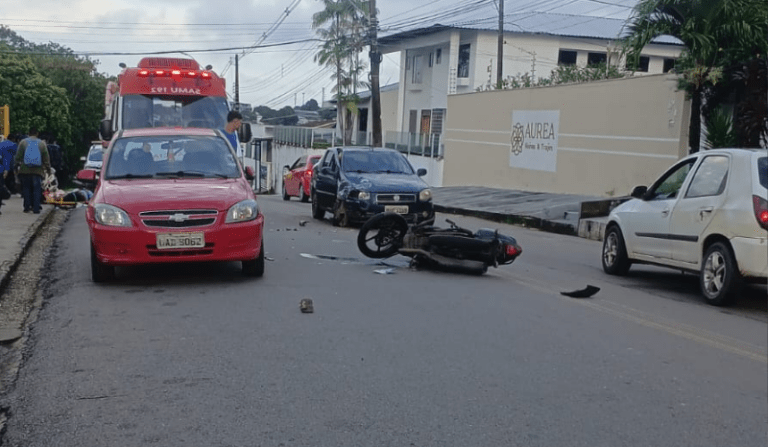 Motorista invade contramão e atinge motociclista no Compensa