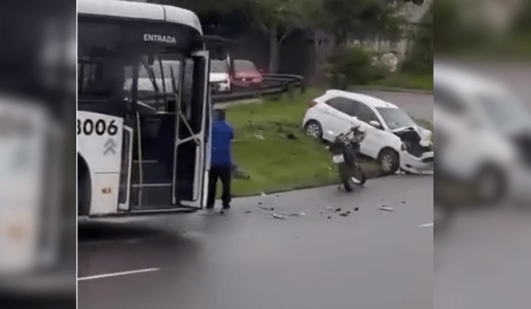 Carro de aplicativo invade contramão e colide com ônibus na Max Teixeira