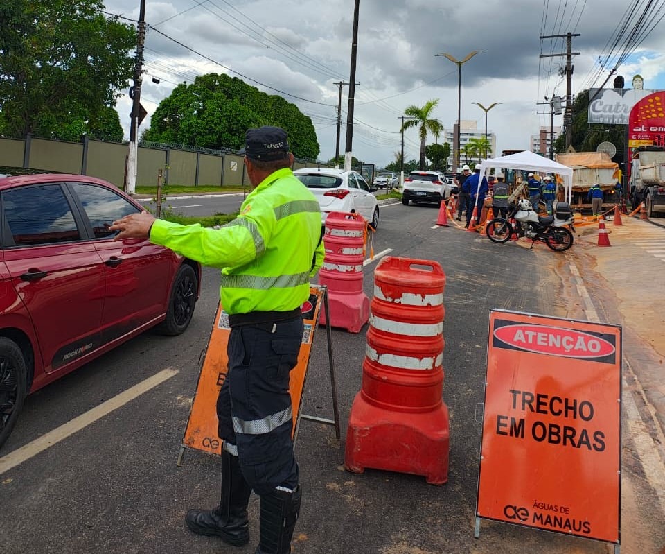 Ageman notifica Águas de Manaus por vazamento em adutora na avenida Coronel Teixeira