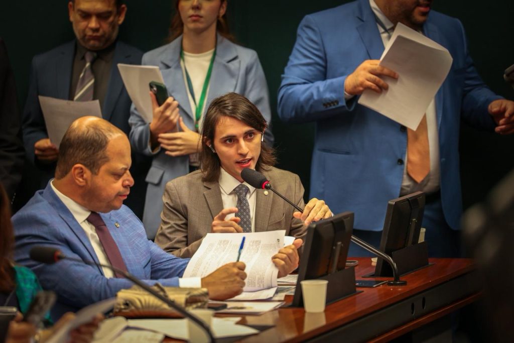 Amom Mandel defende proteção a ribeirinhos na discussão sobre jornada de trabalho