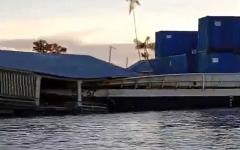 Balsa com contêineres destrói flutuante entre Manaus e Rio Preto da Eva