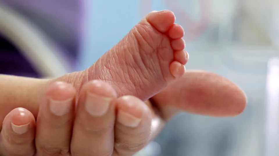 Bebê de 1 ano e 3 meses é baleado nas costas em tiroteio no Rio