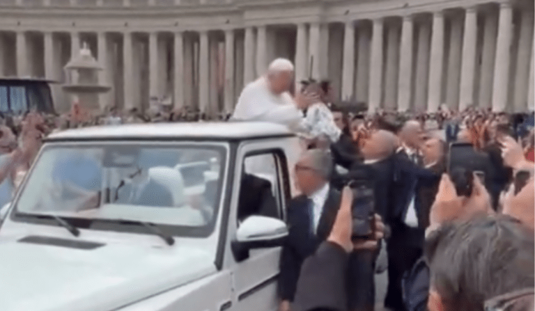 Bebê brasileira de 10 meses recebe bênção do papa Leão XIV no Vaticano