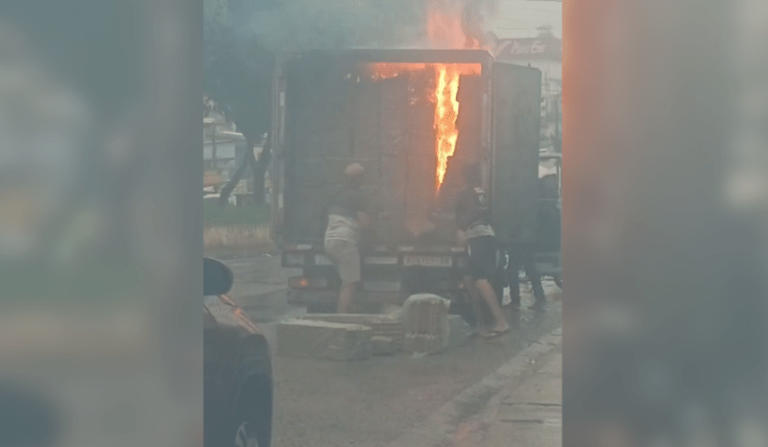 Caminhão carregado de ovos pega fogo na Avenida Brasil em Manaus