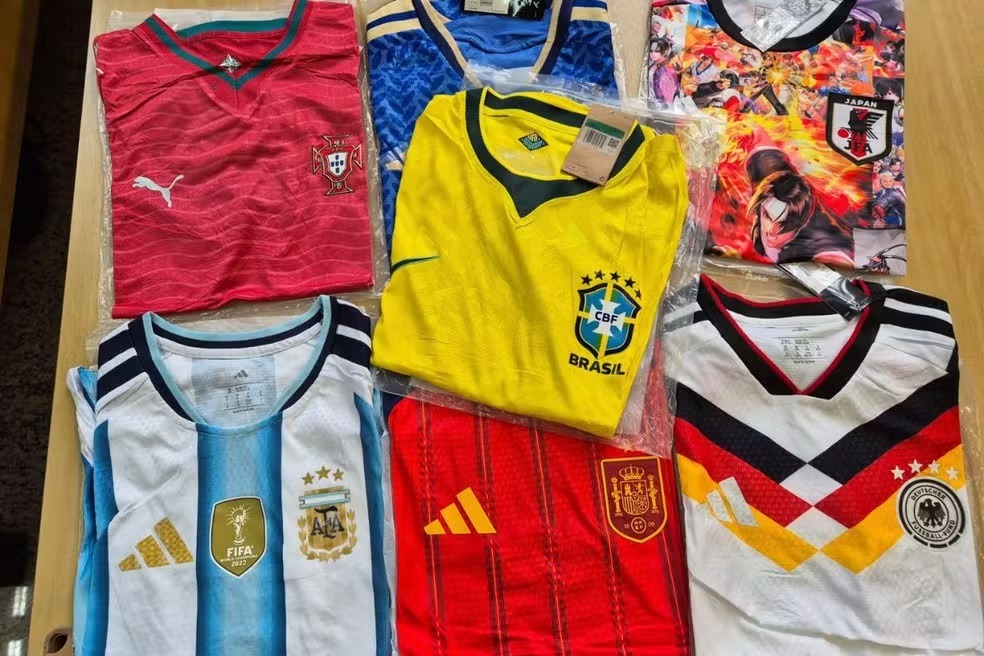 Receita Federal apreende 22 toneladas de camisas falsificadas no Porto de Santos