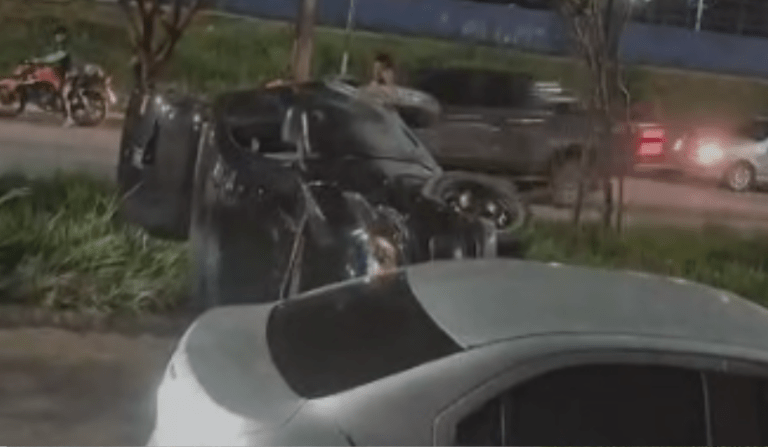 Carro capota e fica destruído próximo ao Detran-AM em Manaus