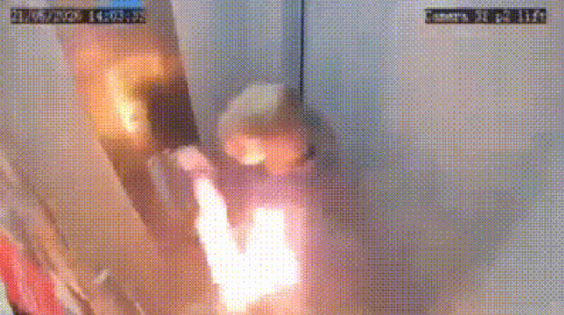 Mulher fica presa em elevador após explosão de carregador portátil na Rússia