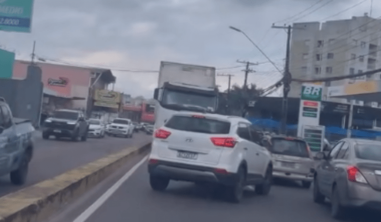 Vídeo mostra carreta trafegando na contramão no Parque Dez de Novembro