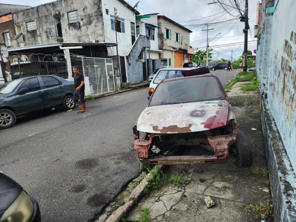 Prefeitura de Manaus retira veículos abandonados para melhorar fluxo de trânsito