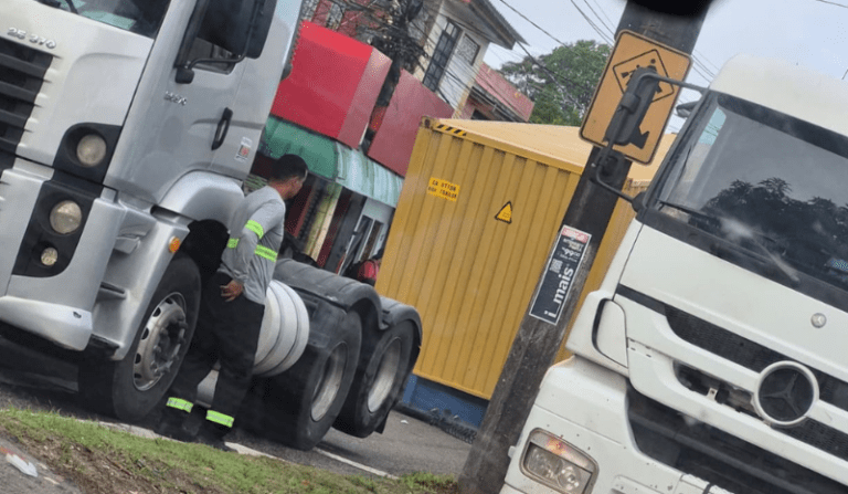 Contêiner se solta de carreta e bloqueia avenida Rodrigo Otávio em Manaus