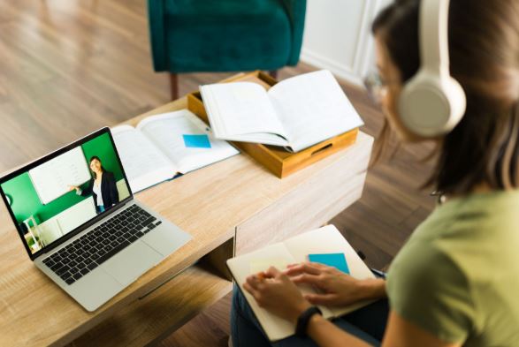 Desigualdade na Digitalização das Escolas Brasileiras entre 2000 e 2024