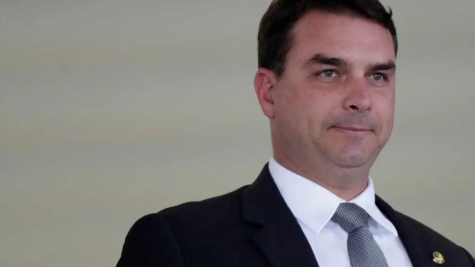 Ex-vice da Caixa exonerado após denúncias foi assessor de Flávio Bolsonaro até esta semana