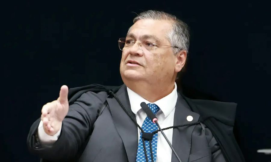 Flávio Dino nega pedido de soltura de Deolane Bezerra no STF