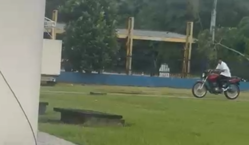 Motociclista sem CNH e sem capacete tenta fugir de guincho do Detran-AM
