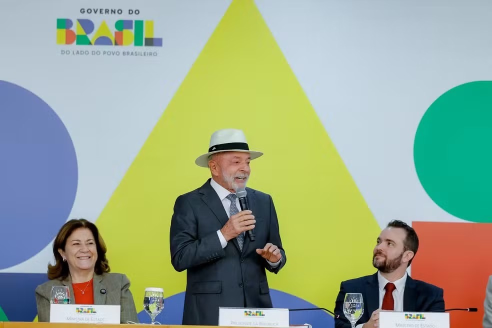 Lula aprova lei que aumenta penas para furto de celular e crimes virtuais