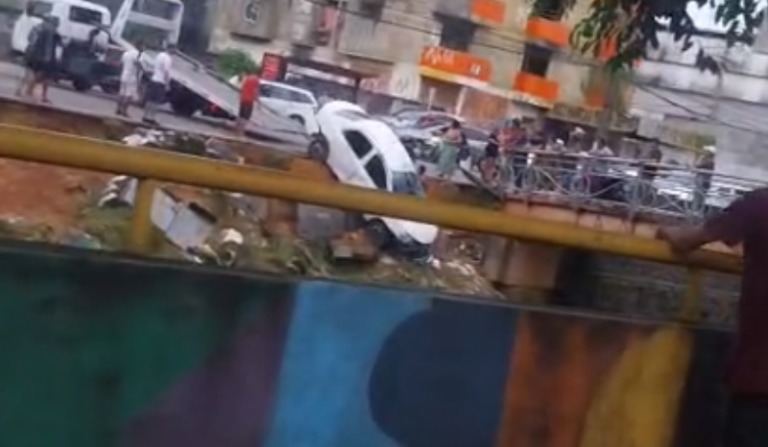 Carro despenca em igarapé na avenida Brasil, zona Oeste de Manaus