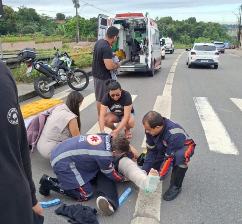 Motociclista fica ferida após colisão na Avenida das Torres em Manaus