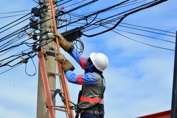 Moradores de Manaus enfrentam cortes de energia para manutenção na rede elétrica
