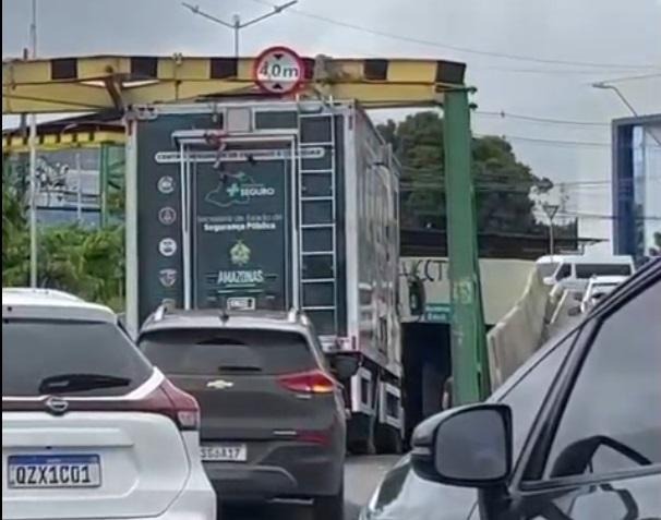 Caminhão do programa Amazonas Mais Seguro fica preso em passagem de nível