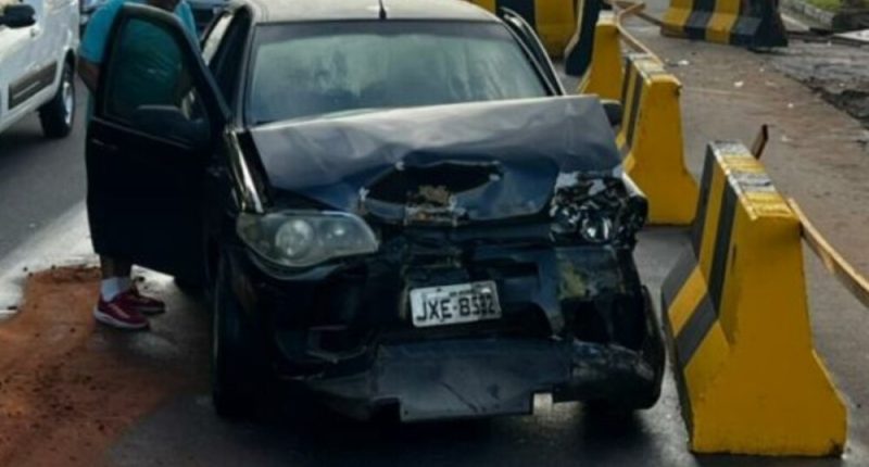 Professor tem carro danificado após colisão com dente de dragão em Manaus