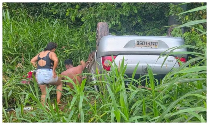 Carro capota e deixa três feridos na BR-174 em Presidente Figueiredo