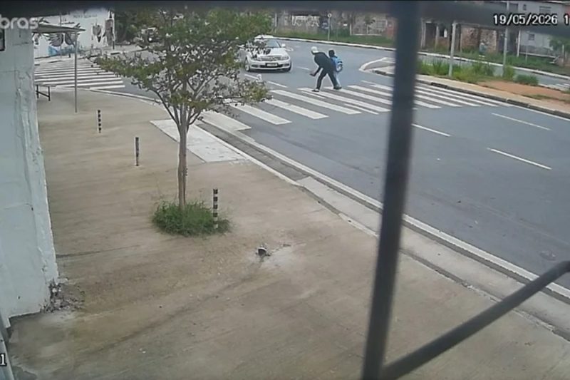Dois irmãos são atropelados em faixa de pedestres em Carapicuíba