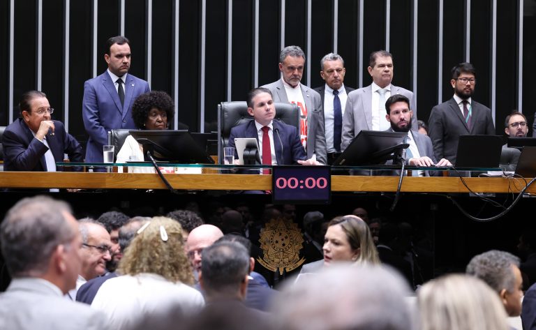 Câmara aprova PEC que reduz jornada para 40h e encerra escala 61