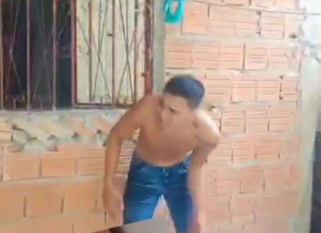 Homem filmado exibindo pênis em supermercado é punido por tribunal do crime