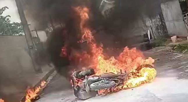 Moto de entregador pega fogo no bairro São Francisco em Manaus