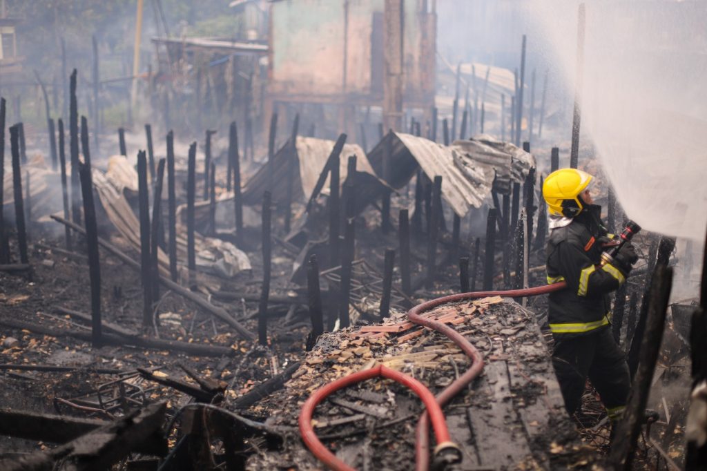 Incêndio atinge 58 famílias no beco Santa Cruz em Manaus