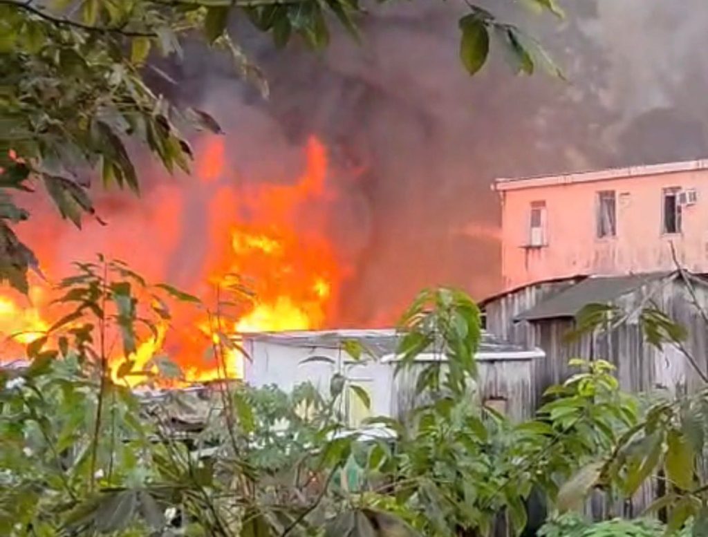 Incêndio atinge mais de 30 casas no Beco do Jacaré em Manaus