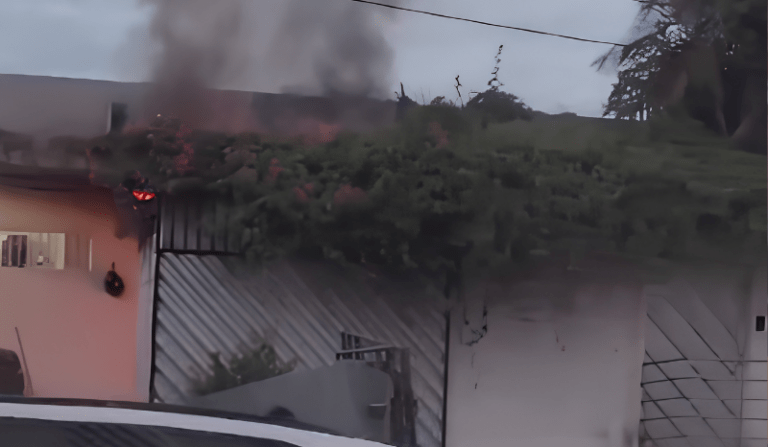 Incêndio atinge restaurante em Manaus e provoca grande fumaça