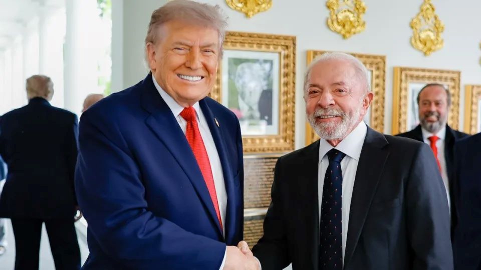 Trump fez elogio a Lula em encontro com Flávio Bolsonaro