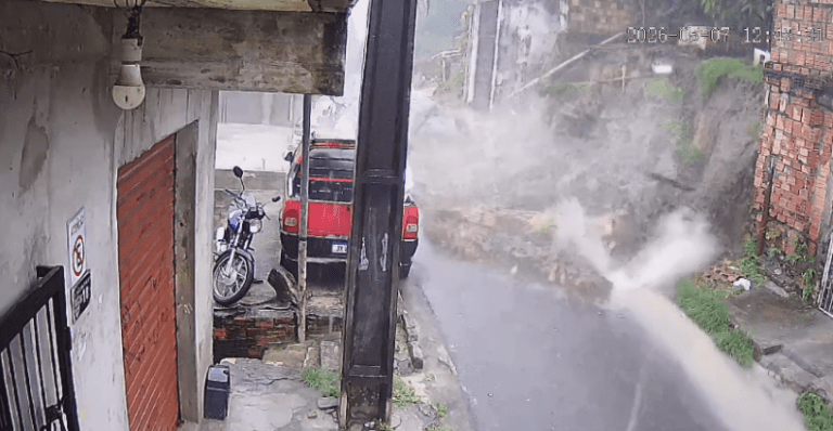 Muro desaba em Manaus durante forte chuva e quase atinge carro