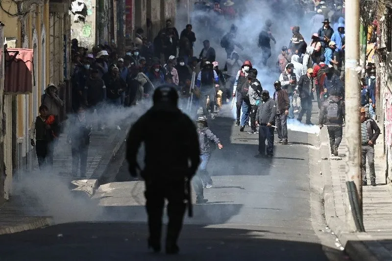 Bancos interrompem atendimento em La Paz devido a protestos