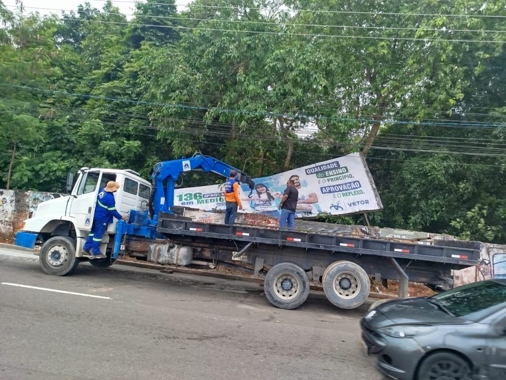 Implurb retira quatro outdoors para obras do complexo Passarão