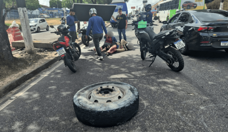 Motociclista e passageira ficam feridos após roda de caçamba se soltar em Manaus