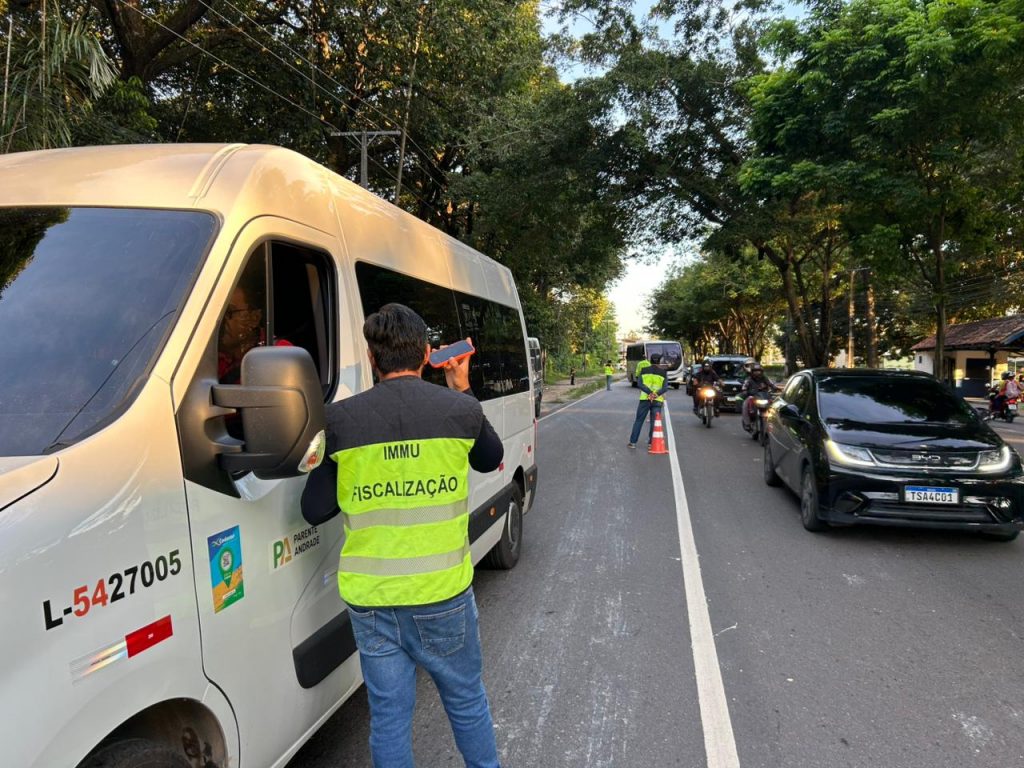 Micro-ônibus com problemas mecânicos é apreendido em Manaus