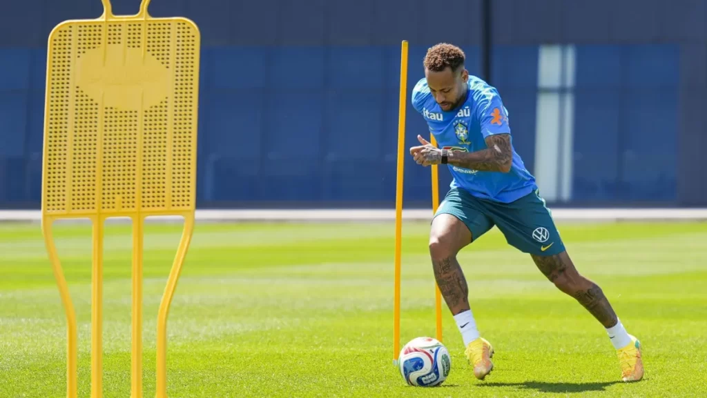 Neymar treina, mas pode começar no banco contra a Escócia; Ancelotti define time