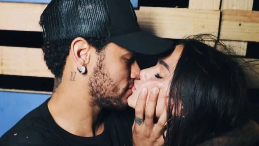 Bruna Marquezine fala sobre namoro com Neymar e a pressão da fama