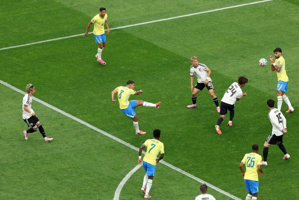 Paquetá é atingido por bola e viraliza em Brasil x Japão na Copa