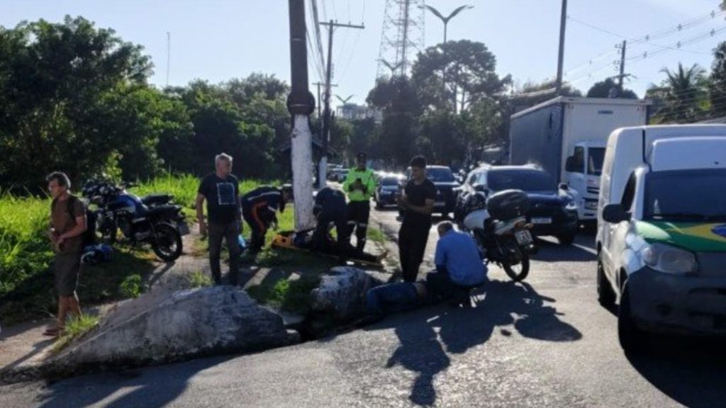 Acidente entre carro e motocicleta é registrado na avenida André Araújo