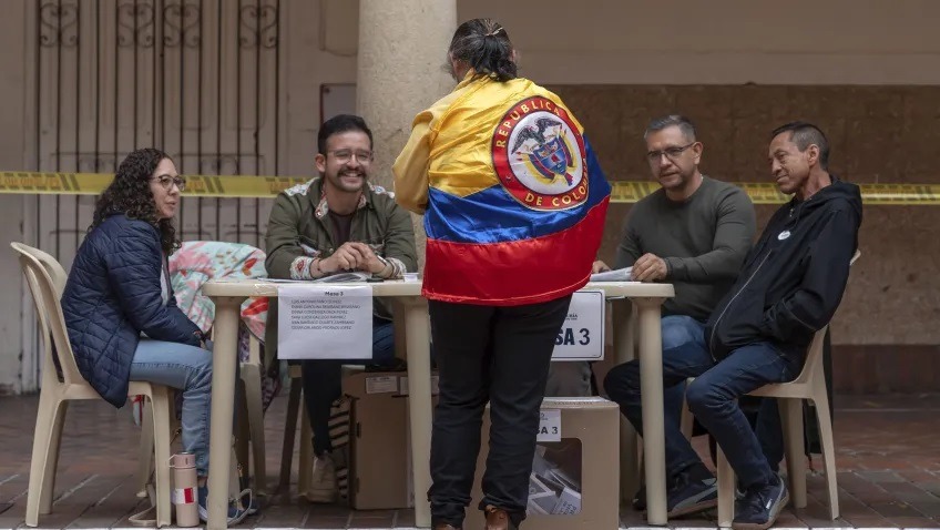 Colômbia aguarda apuração final das eleições presidenciais de 21 de maio